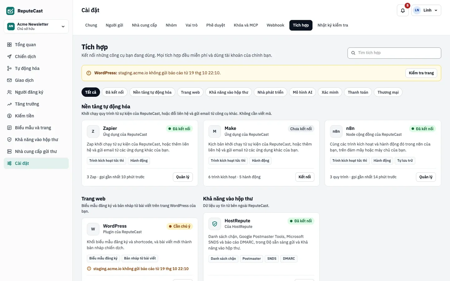 Danh mục Tích hợp: bộ lọc theo nhóm, các thẻ Zapier, Make và n8n với trạng thái, số lần gọi và lần gọi gần nhất, một thẻ WordPress cần chú ý vì một trang đã ngừng gửi báo cáo, và thẻ HostRepute.