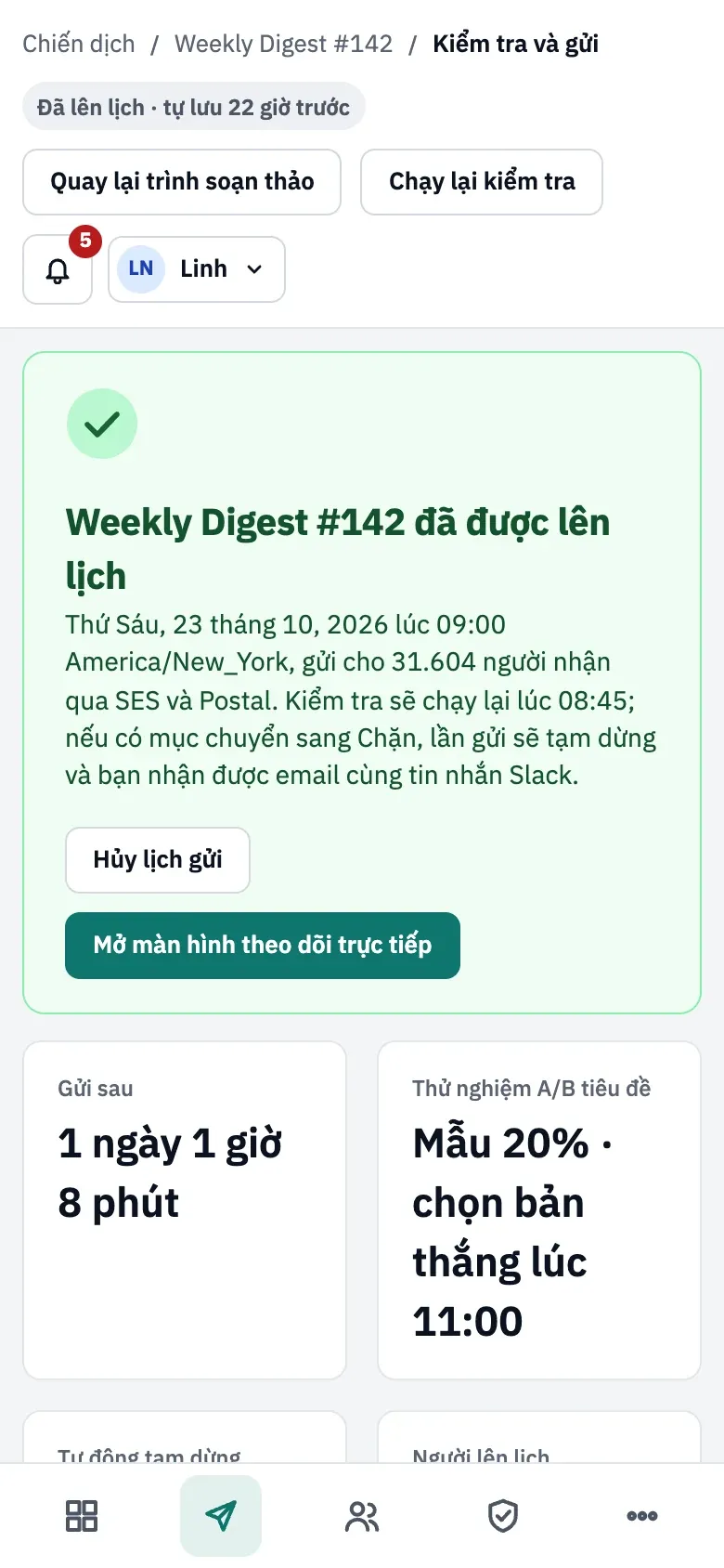 Trang Kiểm tra và gửi trên điện thoại: biểu ngữ đã lên lịch với nút Hủy lịch gửi và Mở màn hình theo dõi trực tiếp, tiếp theo là các ô thời điểm gửi, thử nghiệm A/B tiêu đề, ngưỡng tự động tạm dừng và người đã lên lịch.