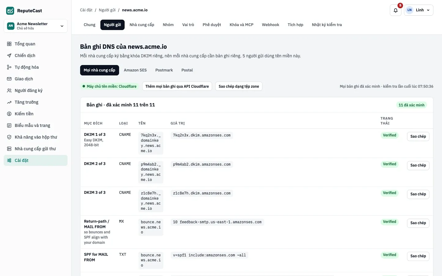 Bản ghi DNS của news.acme.io trong Cài đặt, Người gửi: các tab cho tất cả nhà cung cấp, Amazon SES, Postmark và Postal, huy hiệu Máy chủ tên miền: Cloudflare, và 11 trên 11 bản ghi đã xác minh.