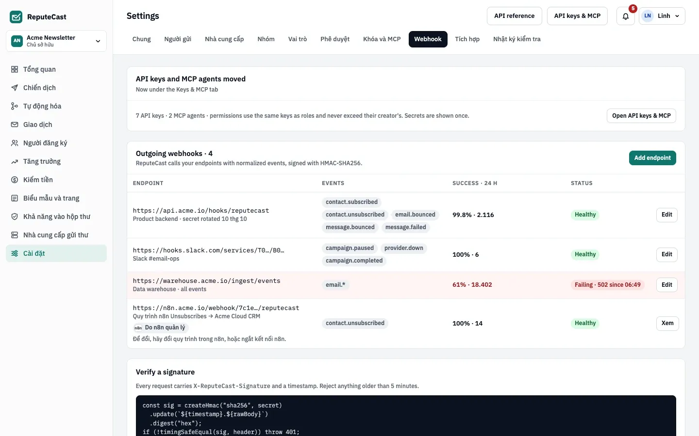 Cài đặt, thẻ Webhook: bốn endpoint webhook gửi đi cùng các sự kiện, tỷ lệ thành công trong 24 giờ và trạng thái của chúng. Một endpoint kho dữ liệu đăng ký email.* đang lỗi với HTTP 502, và một endpoint n8n được đánh dấu Managed by n8n. Bên dưới là thẻ Verify a signature.